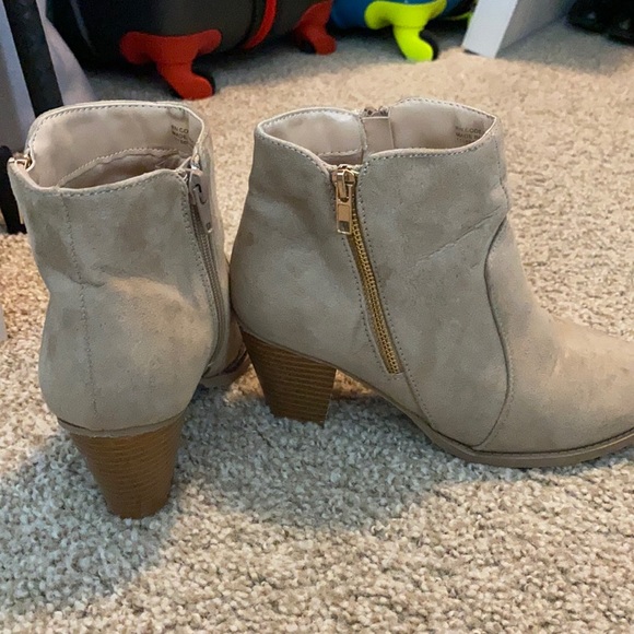 Woman’s booties - Picture 1 of 2